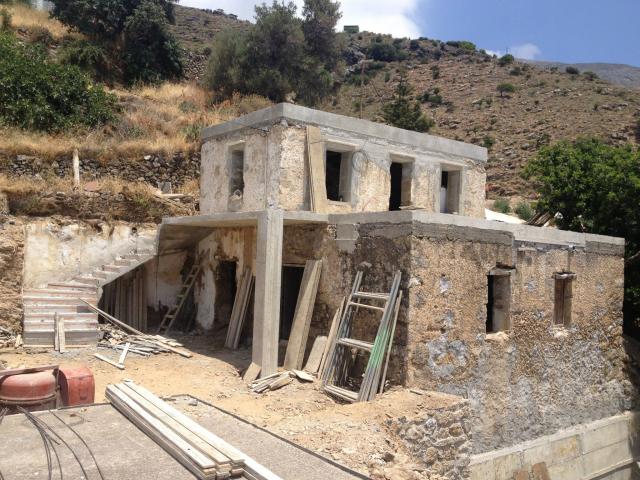 שיפוץ ובנייה של בית אבן בשלבי עבודה מתקדמים