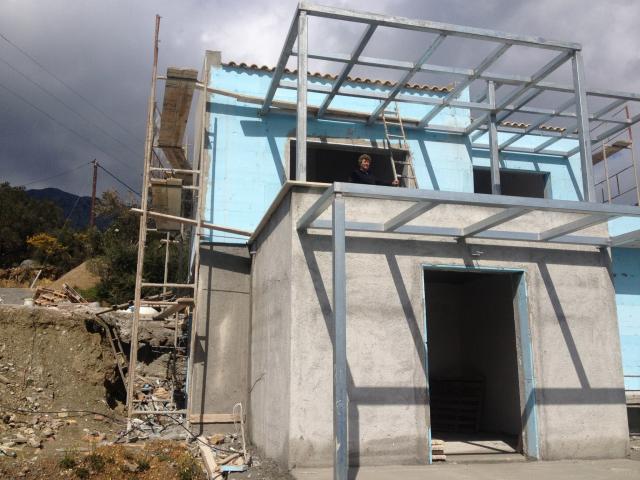 שלב מתקדם בבניית בית פרטי עם שלד וגג בביצוע