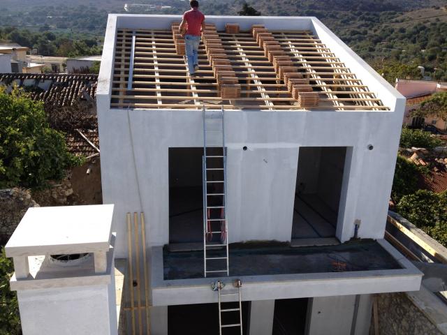 בניית בית מודרני בכרתים – עבודות גג ושלב מתקדם בפרויקט נדל״ן