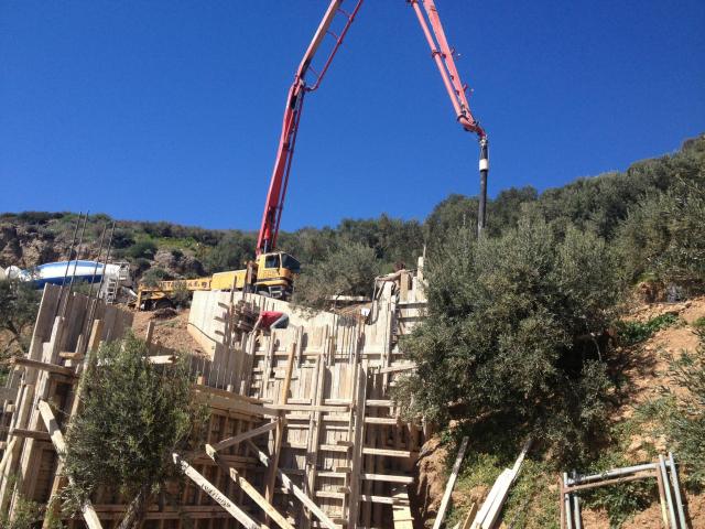 יציקת בטון באתר בנייה בכרתים – שלב מתקדם בפרויקט נדל״ן