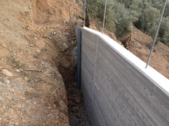 קיר תומך מבטון בפרויקט בנייה למגורים בכרתים