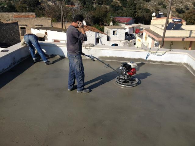 יציקת בטון על גג מבנה בפרויקט בנייה למגורים בכרתים