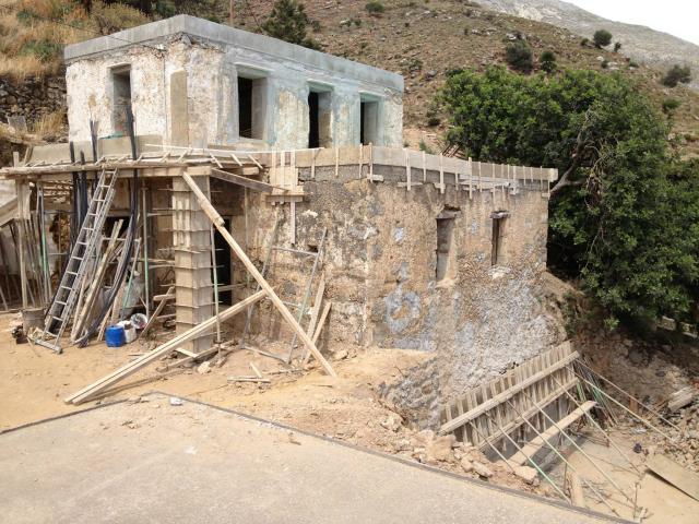 פרויקט בנייה בכרתים – שיפוץ בית אבן במסגרת ליווי נדל״ן מקומי