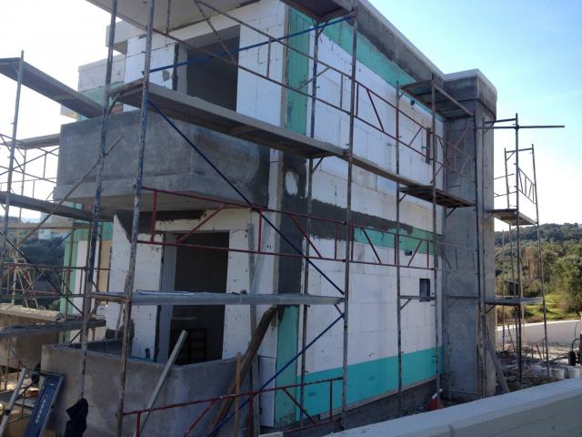 עבודות גמר וחיפוי חיצוני בבית בבנייה