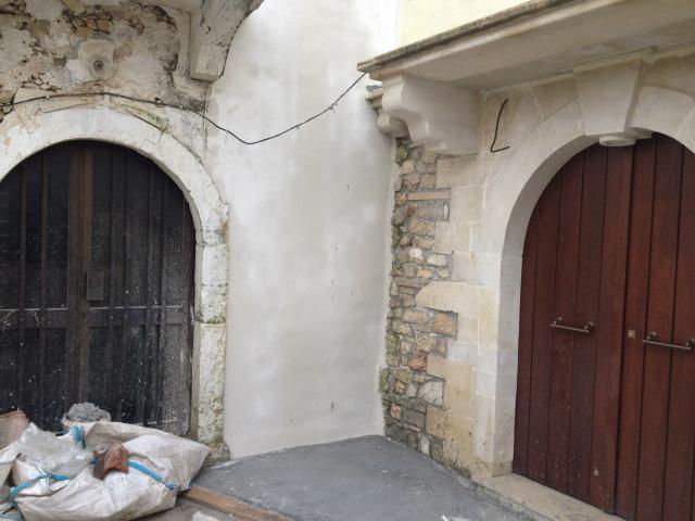 שיקום חזית אבן ופתחים בבית מסורתי במסגרת פרויקט בנייה בכרתים