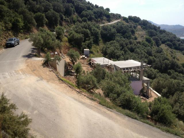 גישה לכביש ונוף הררי באזור פרויקט בנייה בכרתים