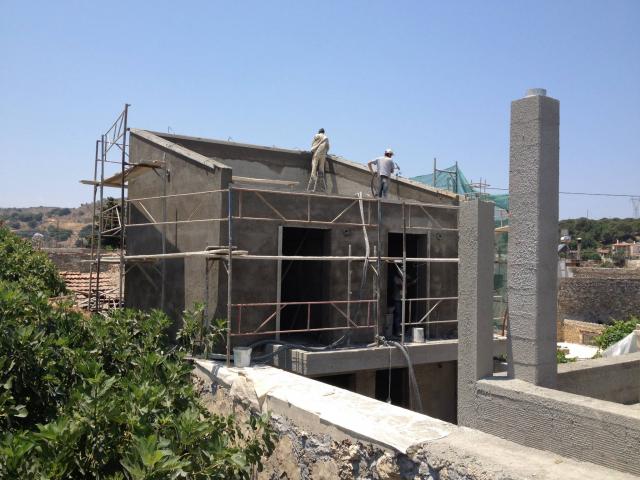 שלב מתקדם בבניית בית פרטי במסגרת פרויקט נדל״ן בכרתים