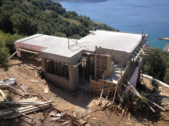 בנייה מתקדמת של בית פרטי מול הים בכרתים