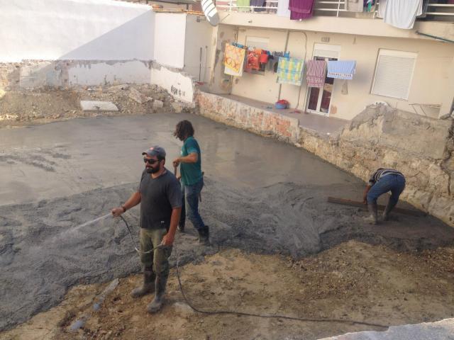יציקת בטון יסודות באתר בנייה באי כרתים