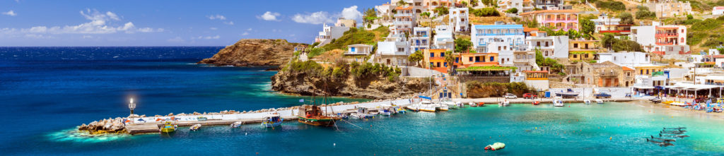 נמל רתימנו בכרתים, יוון, עם סירות, מבנים היסטוריים וקו חוף ים תיכוני