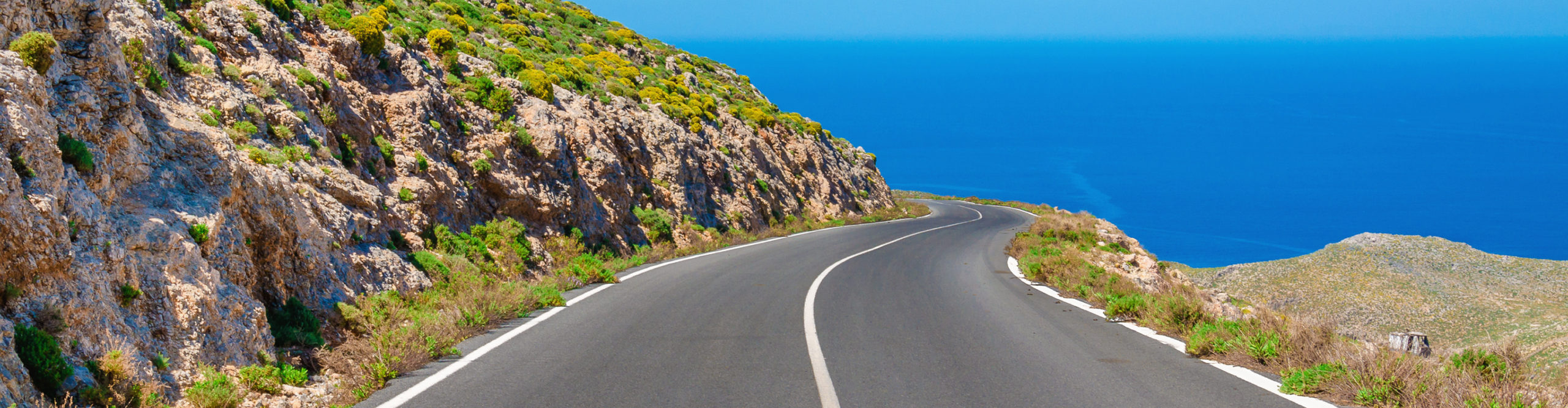כביש הררי בכרתים לאורך הים, מסמל את הדרך האישית והמקצועית שלי באדריכלות ובנייה.