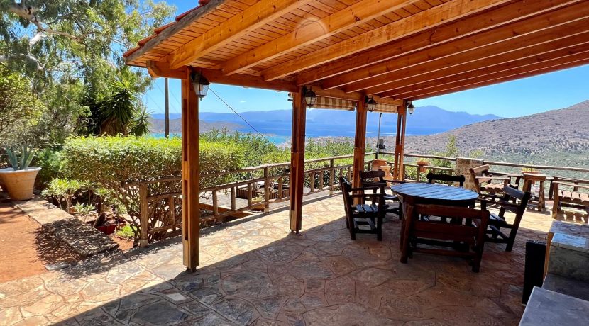 פרגולה מעץ עם פינת אוכל חיצונית ונוף הרים פתוח בבית פרטי באלונדה