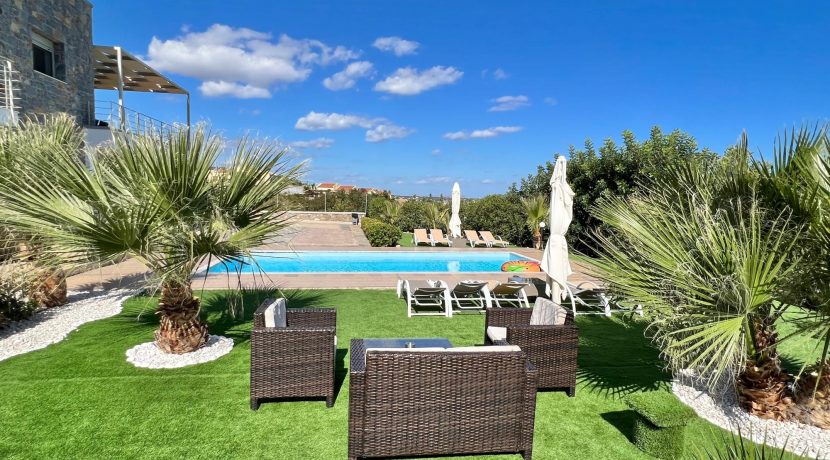 בריכת שחייה פרטית עם גינה מטופחת בפרויקט מגורים מוגמר בכרתים