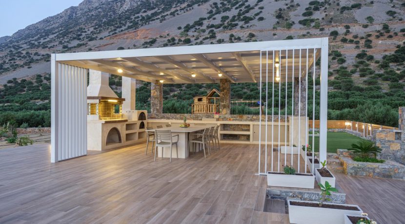 פרגולה ומטבח חיצוני עם נוף לים לצד הבריכה