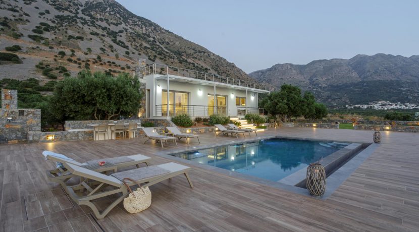 בית פרטי עם בריכה ליד הים באי כרתים