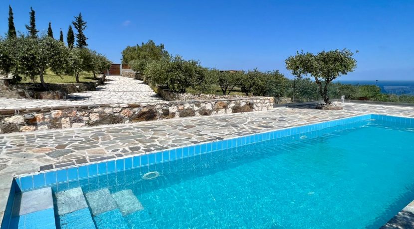 בריכת אינפיניטי בכרתים עם נוף פתוח לים וסביבת טבע מטופחת