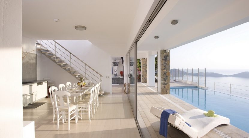 מרפסת רחבה עם פינת ישיבה ונוף פתוח לים בפרויקט מגורים בכרתים