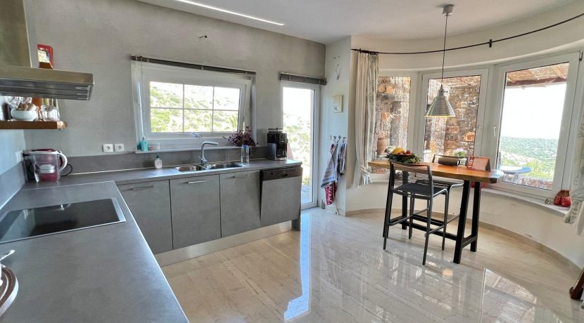 מטבח מודרני מואר בבית מגורים בכרתים, פרויקט גמר עם עיצוב פונקציונלי ונקי