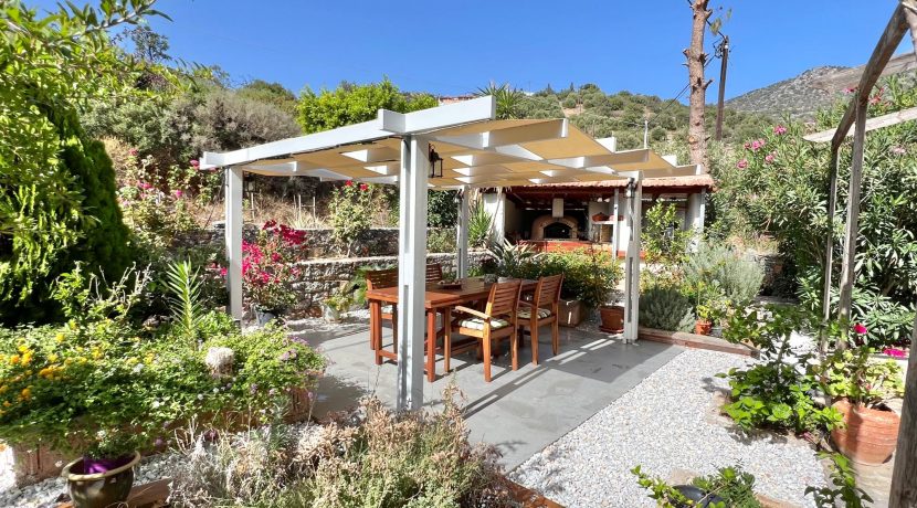 בית כפרי בכרתים עם חצר ירוקה ופינת ישיבה חיצונית, פרויקט מגורים מוגמר