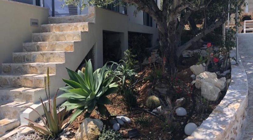 שביל גישה וגינה מעוצבת בפרויקט מגורים בכרתים