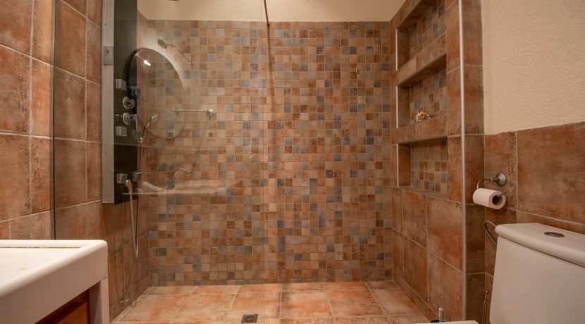 חדר רחצה מעוצב בגימור אבן בפרויקט מגורים בכרתים