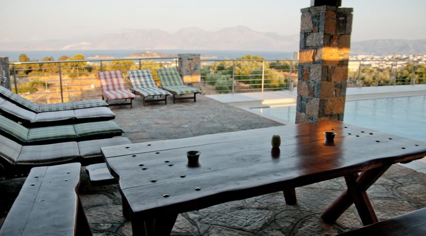 בית מגורים בכרתים לאחר סיום בנייה, אזור ישיבה חיצוני עם נוף פתוח להרים ולים